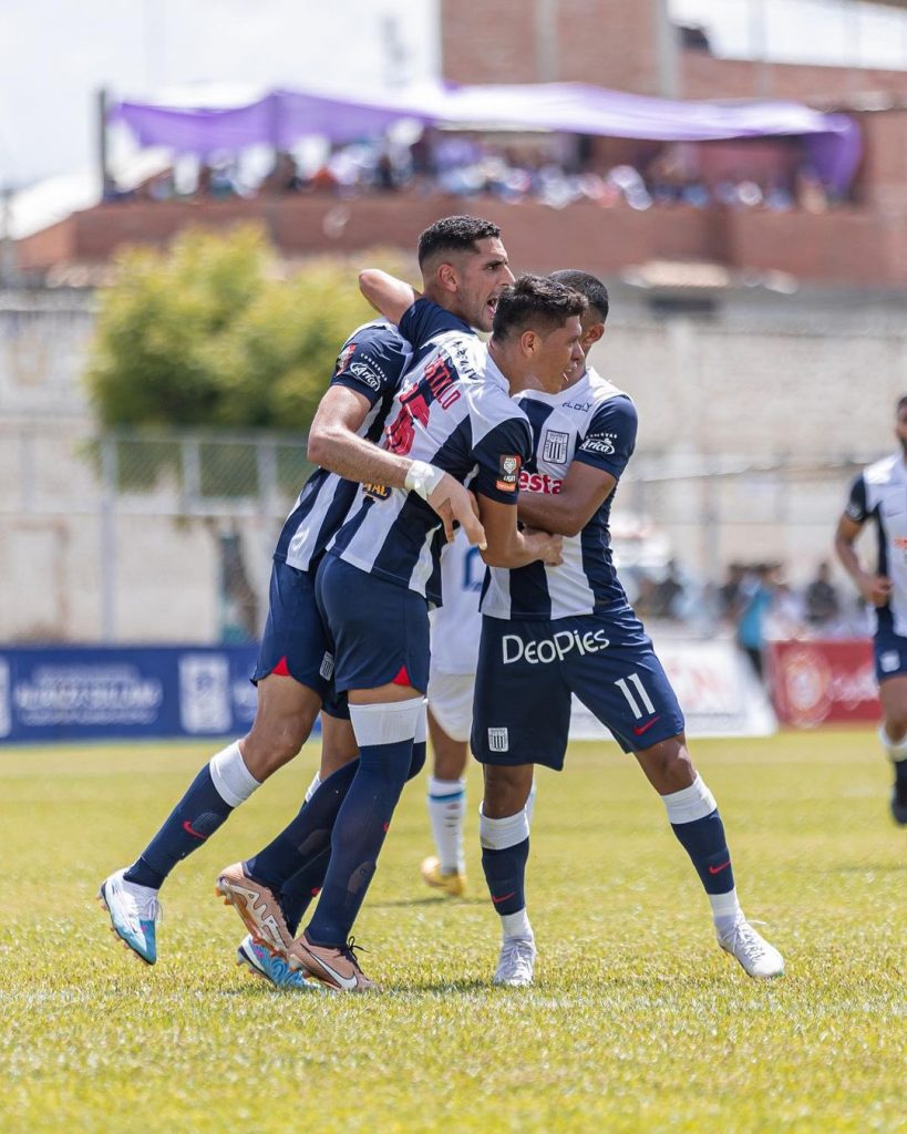 Celebraciones de futbolistas 'Íntimos' tras el gol de Pablo Sabbag.
