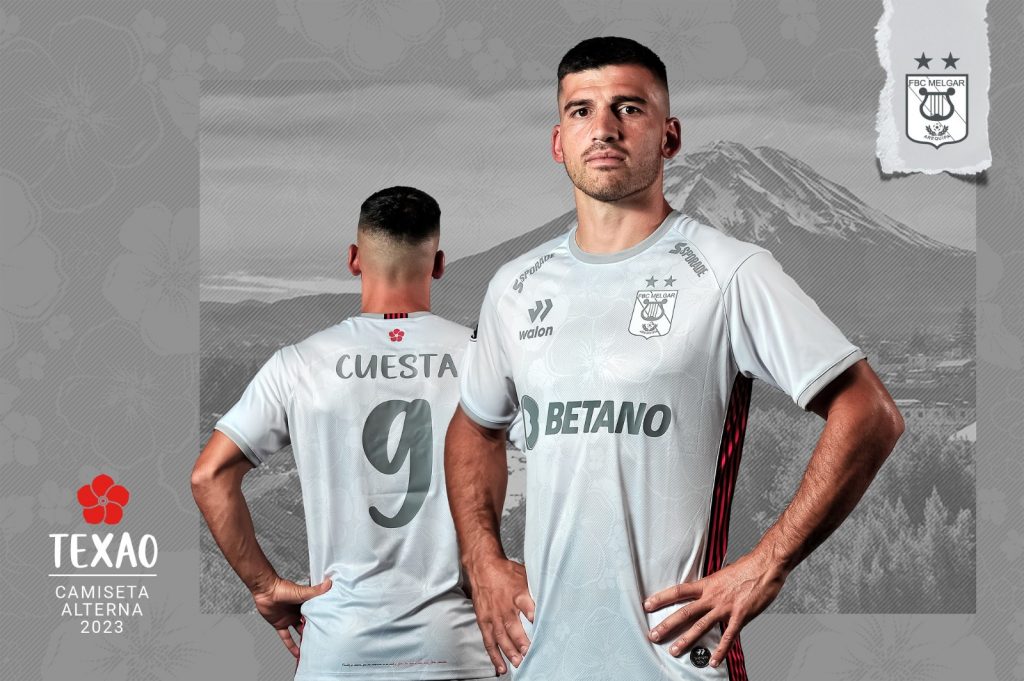 Bernardo Cuesta posa con la nueva camiseta del FBC Melgar.