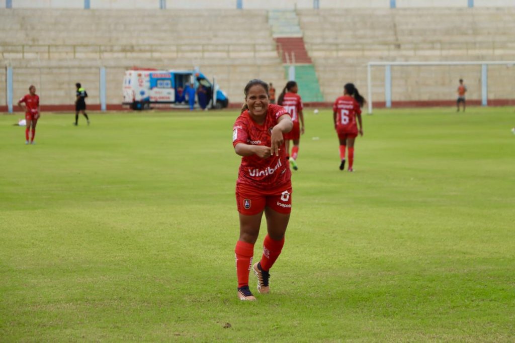 Karla Reimi anotó 2 goles en el triunfo de su equipo sobre Ayacucho FC.