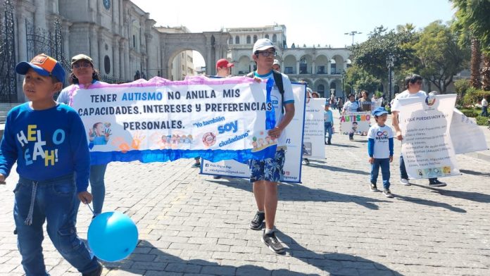Realizan caminata por el Día Mundial del Autismo