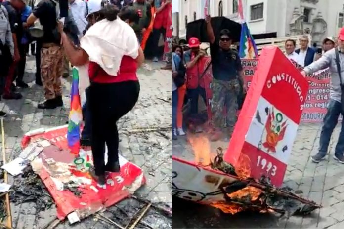 Manifestantes pisotean y queman simbólicamente la Constitución Política de 1993