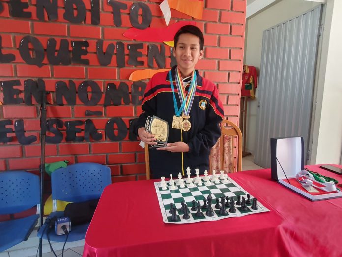 Leonardo Cahuapaza, campeón regional de ajedrez viajará a Huaral para participar en torneo nacional. Foto: Isaac Vilca / HBA Noticias