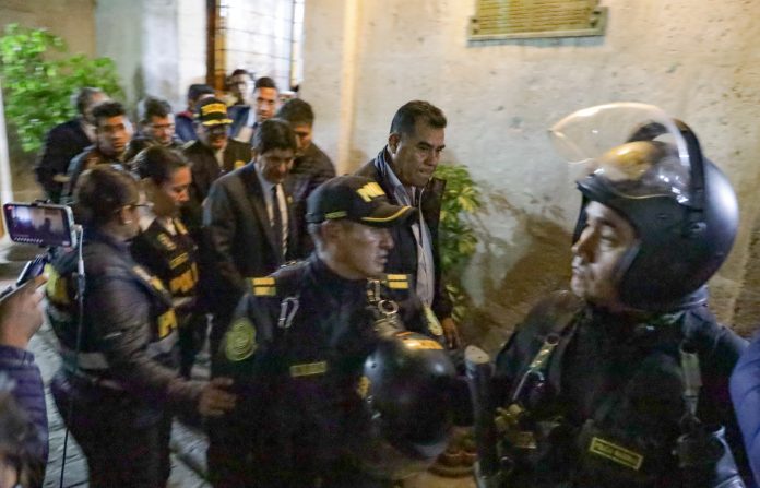 40 efectivos policiales resguardaron a Rohel Sánchez en Consejo Regional