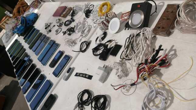 Incautan 24 celulares y 460 envoltorios de cocaína en el penal de Socabaya