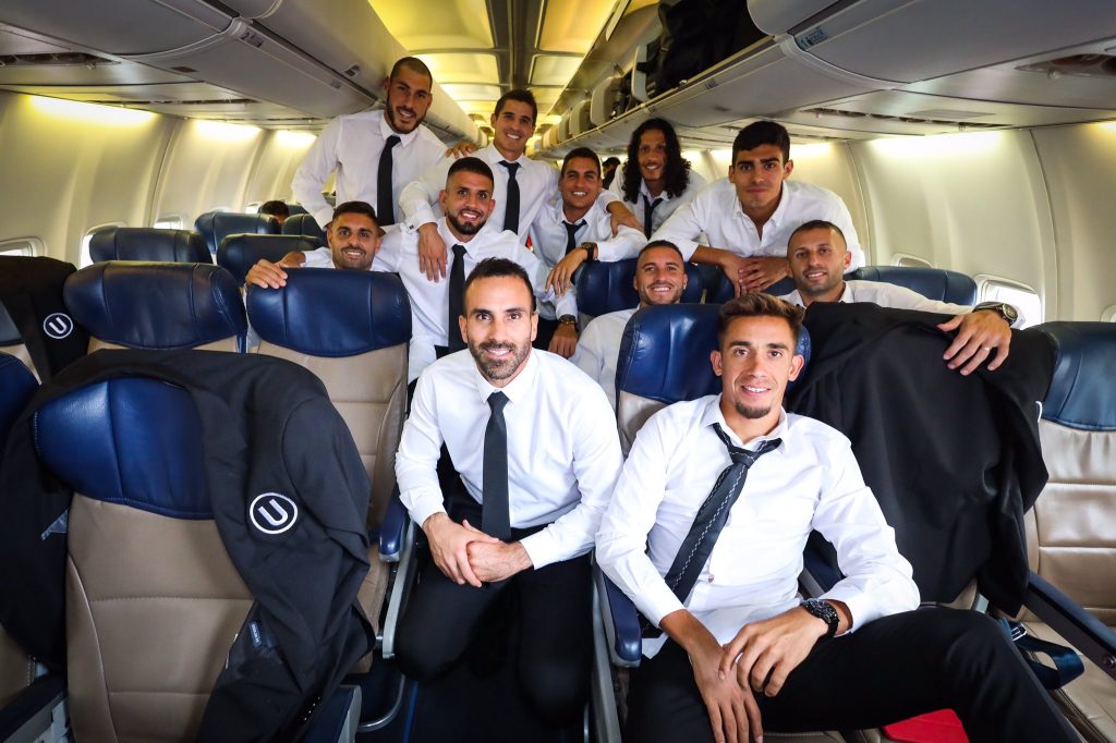 Jugadores de Universitario de Deportes en el Avión que lo llevó a Brasil.