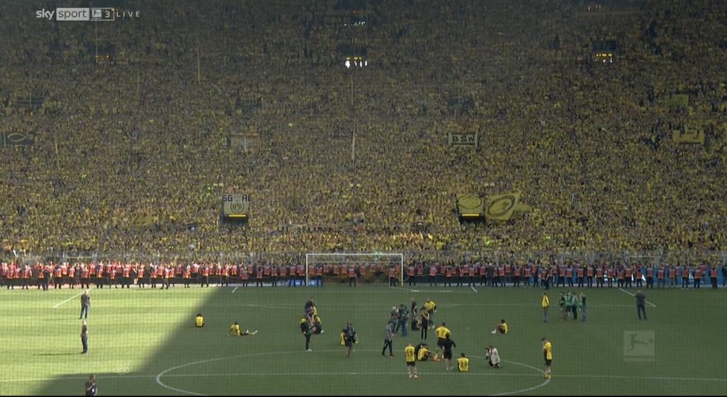 Pese a perder el título de la Bundesliga, ningun aficionado del Dortmund abandó el estadio y se quedó alentando hasta después del final del encuentro. 