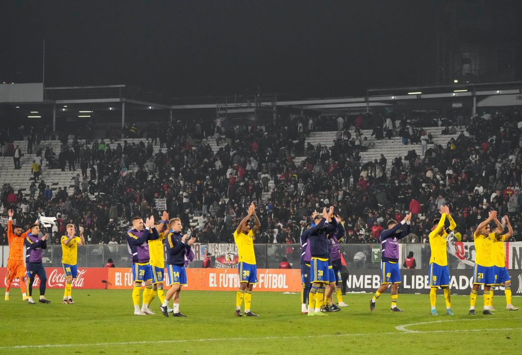 Con gol de Advíncula, Boca venció 0-2 a Colo Colo.
