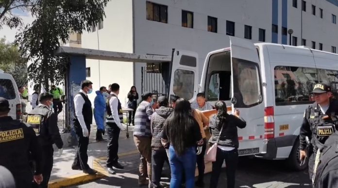 Así fue la llegada de los cuerpos de 27 mineros a la Morgue Central de Arequipa (VIDEO)
