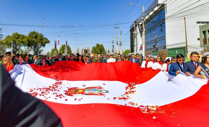 Paseo de la bandera contó con la participación de varias autoridades y público en general FOTO: Diego Ramos