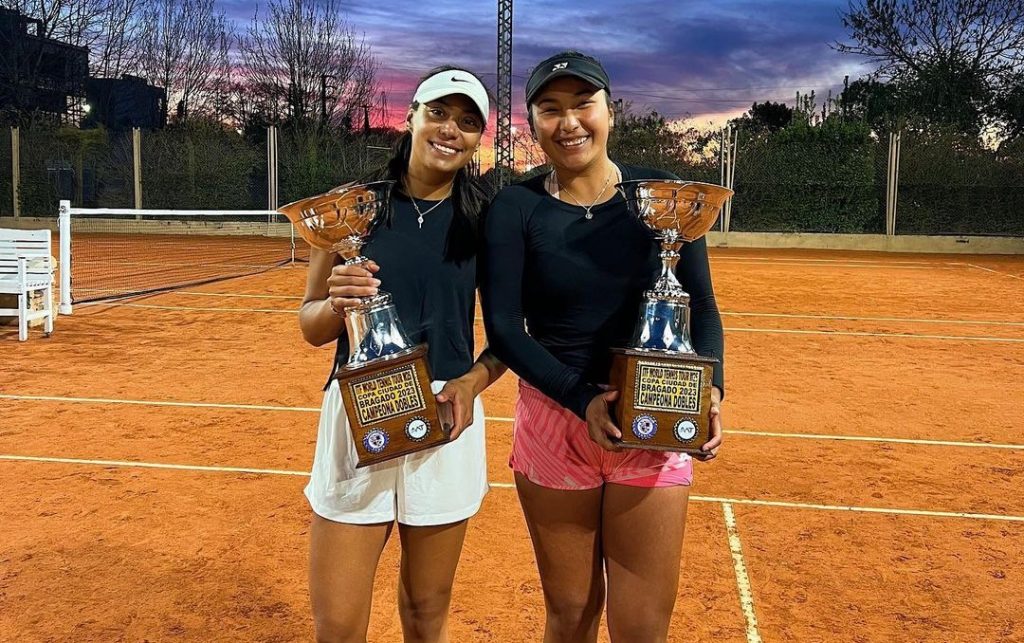 Romina Ccuno y Victoria Rodríguez con los trofeos del primer lugar en el ITF W25 de Bragado.
