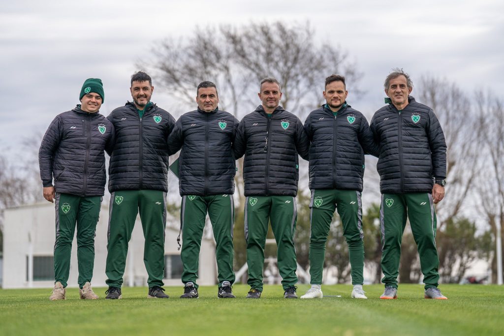 Pablo Lavallén y su comando técnico en Sarmiento de Argentina.