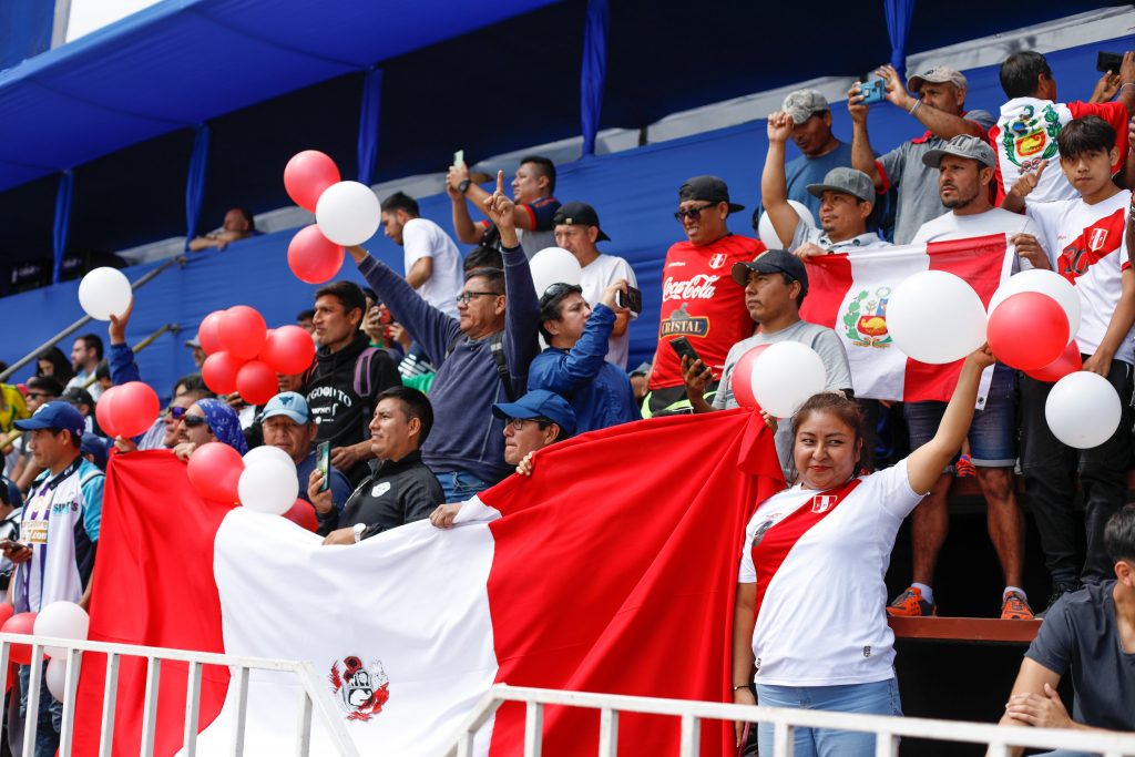 La hinchada peruana se hizo presente en Iquique para alentar a la Selección.