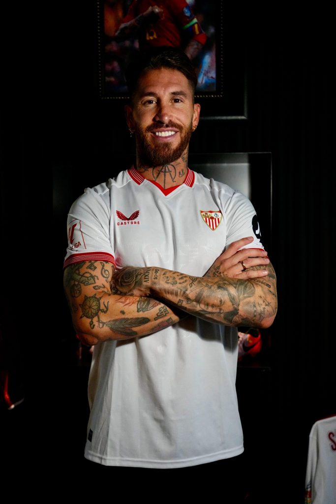 Sergio Ramos con camiseta de Sevilla.