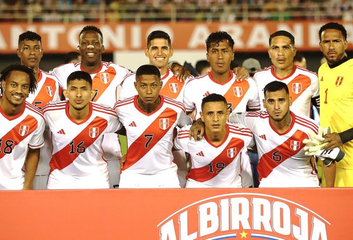 Equipo de Perú en Ciudad del Este ante Paraguay.