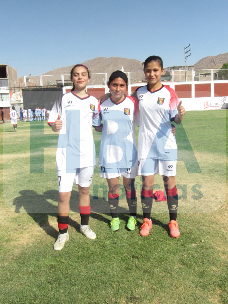Futbolistas de FBC Melgar en la sub-14 del Torneo Juvenil Femenino en Arequipa.